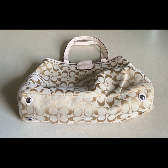 Coach purse. - Picture 8 of 16